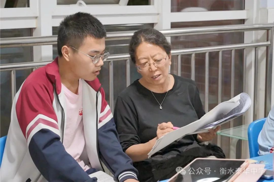 高考冲刺进行时!衡水泰华中学高三复习部教师全程陪伴答疑解惑 第15张