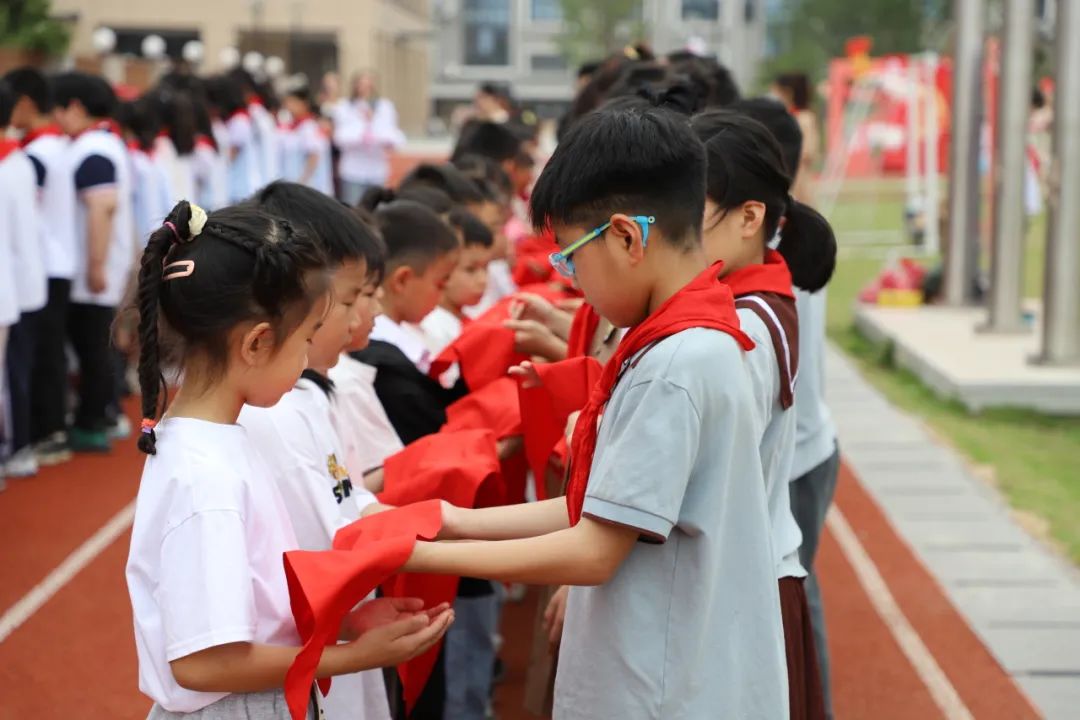 红领巾爱祖国——南城小学新队员入队仪式暨表彰大会 第20张