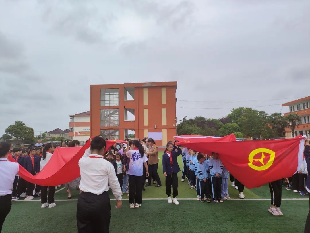 【华丰小学 情感德育】红领巾绘梦,新时代“童”行——华丰小学一年级新队员入队仪式 第7张