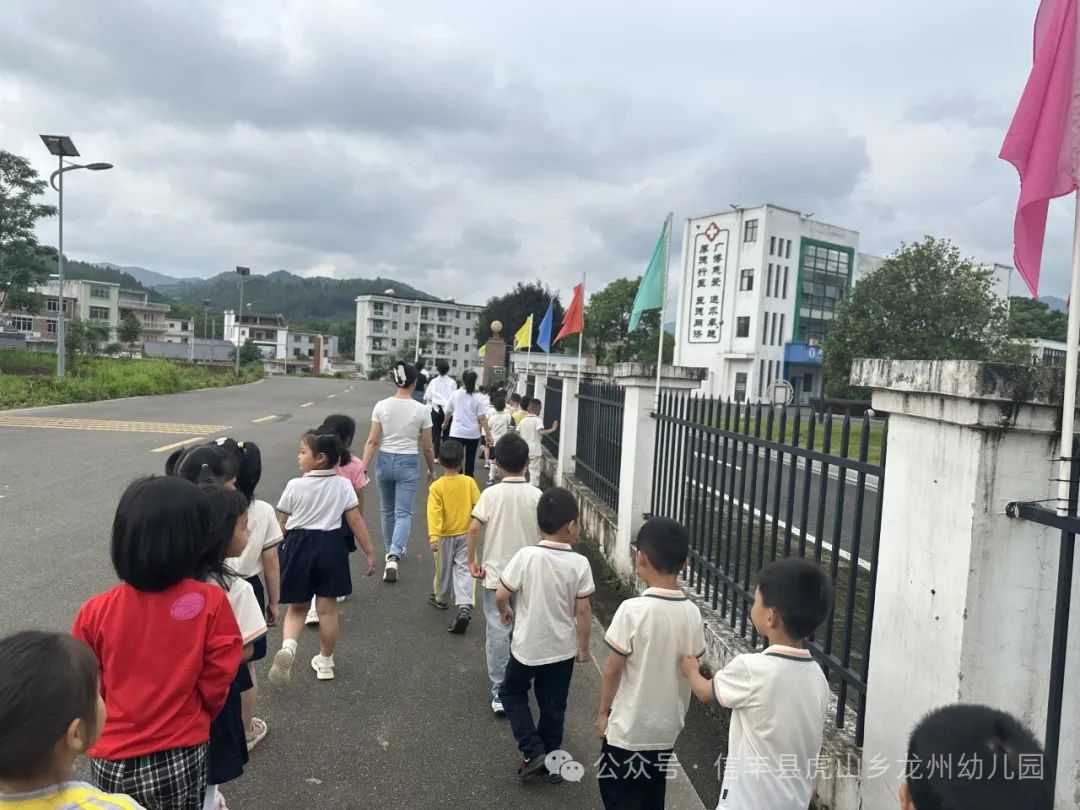 【幼小衔接】初探小学  “幼”见成长——信丰县虎山乡龙州幼儿园大班走进小学主题活动 第13张