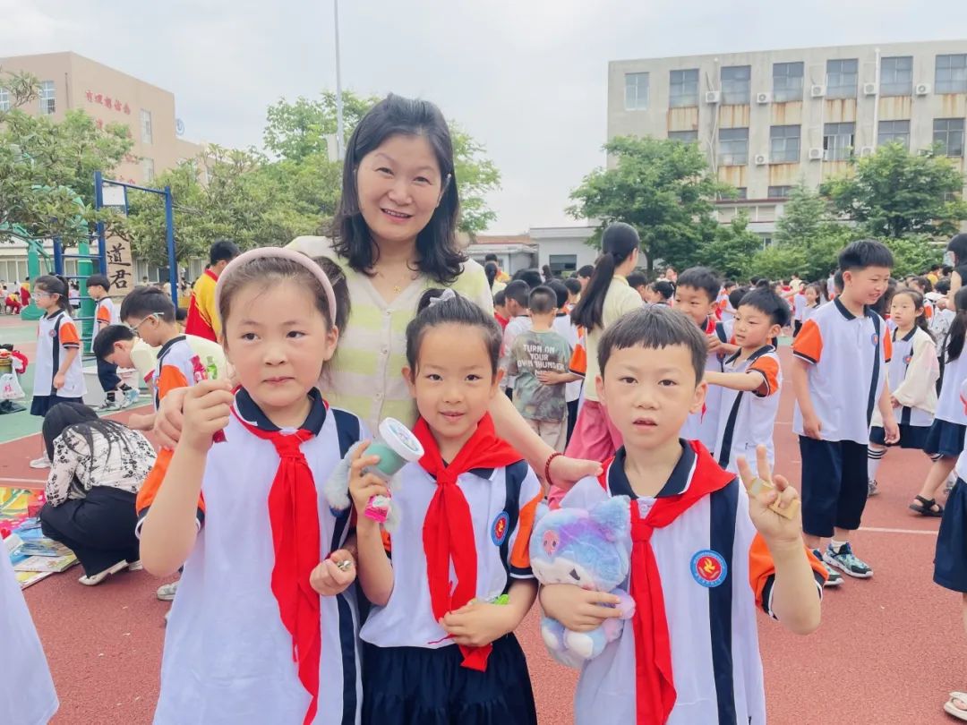 博爱县秀珠小学举办第五届跳蚤市场 第45张