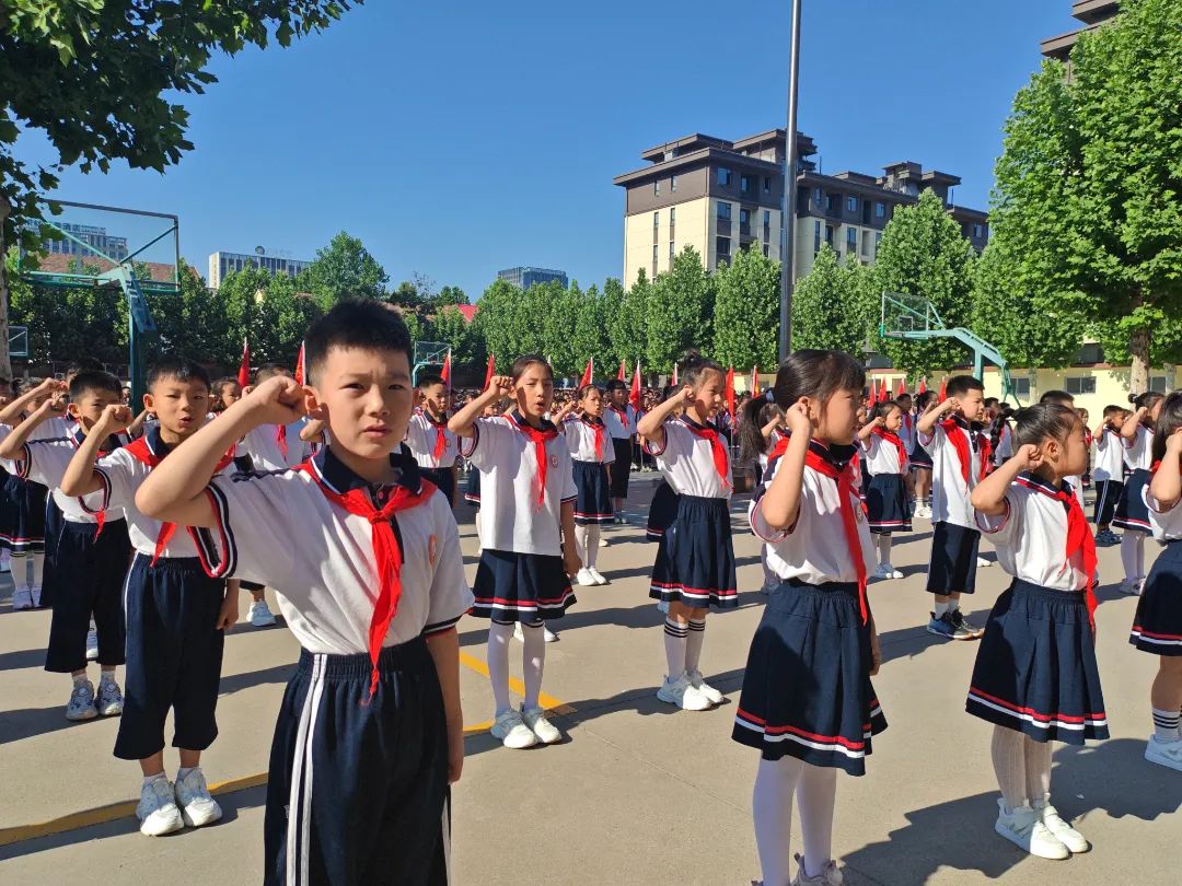 安丘市第二实验小学举行“红领巾爱祖国 争做新时代好队员”——2024年少先队新队员入队仪式 第26张