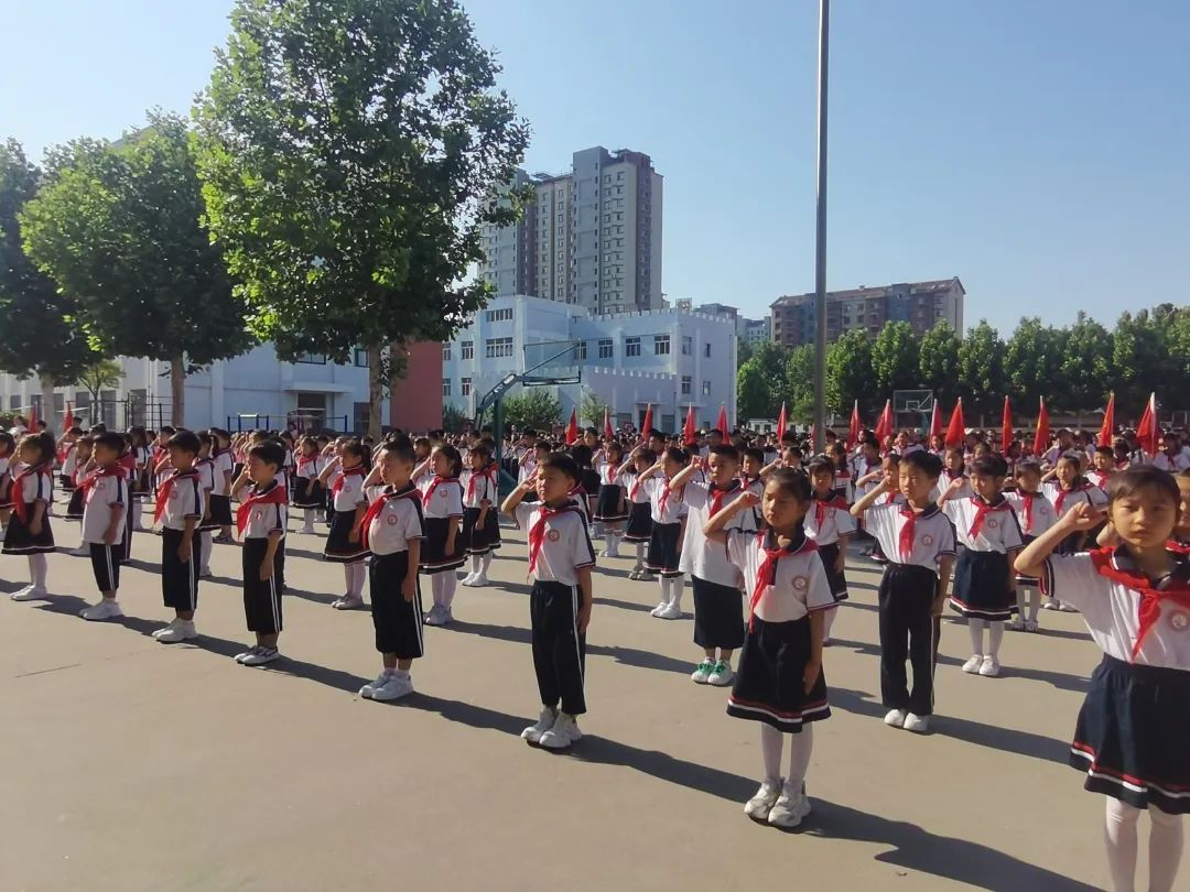 安丘市第二实验小学举行“红领巾爱祖国 争做新时代好队员”——2024年少先队新队员入队仪式 第30张