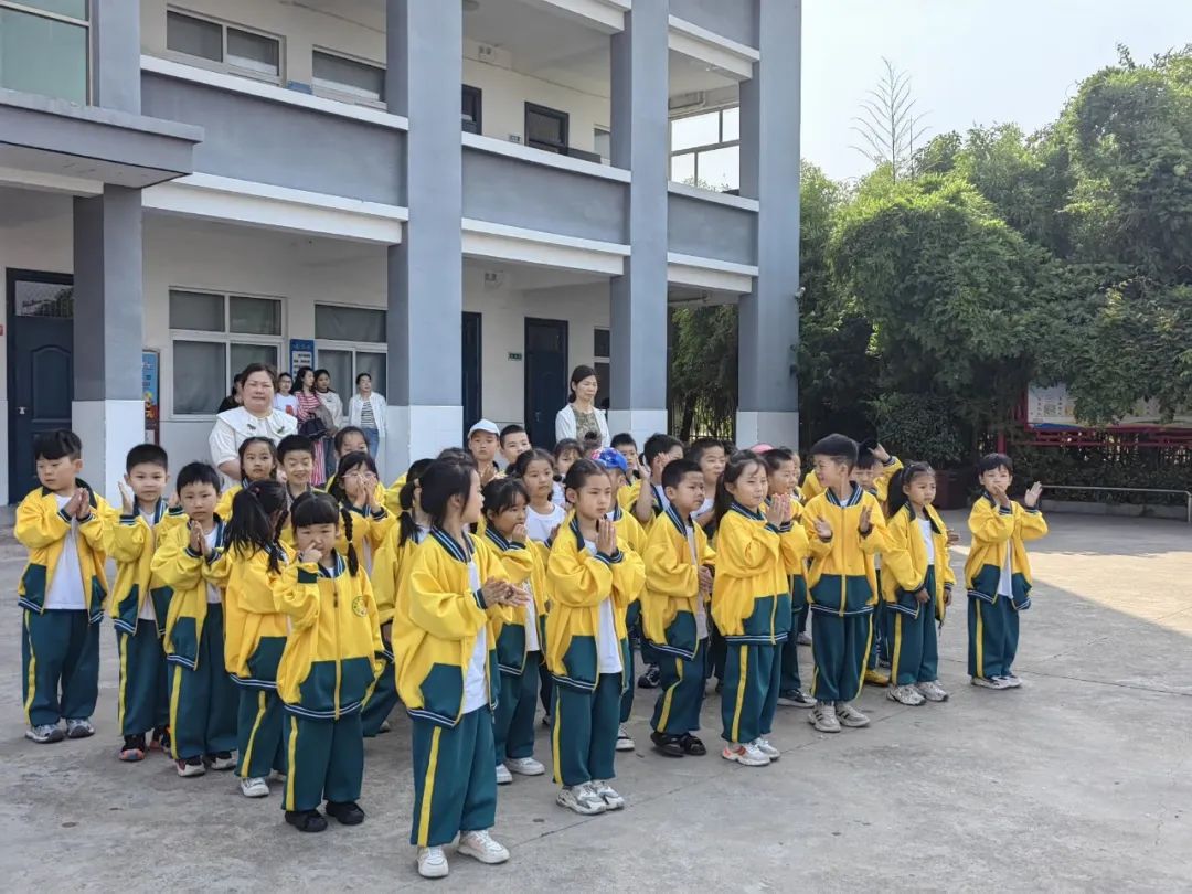 【学前教育宣传月】走进小学  快乐体验——阜宁县施庄中心幼儿园大班年级组走进小学实践活动 第16张