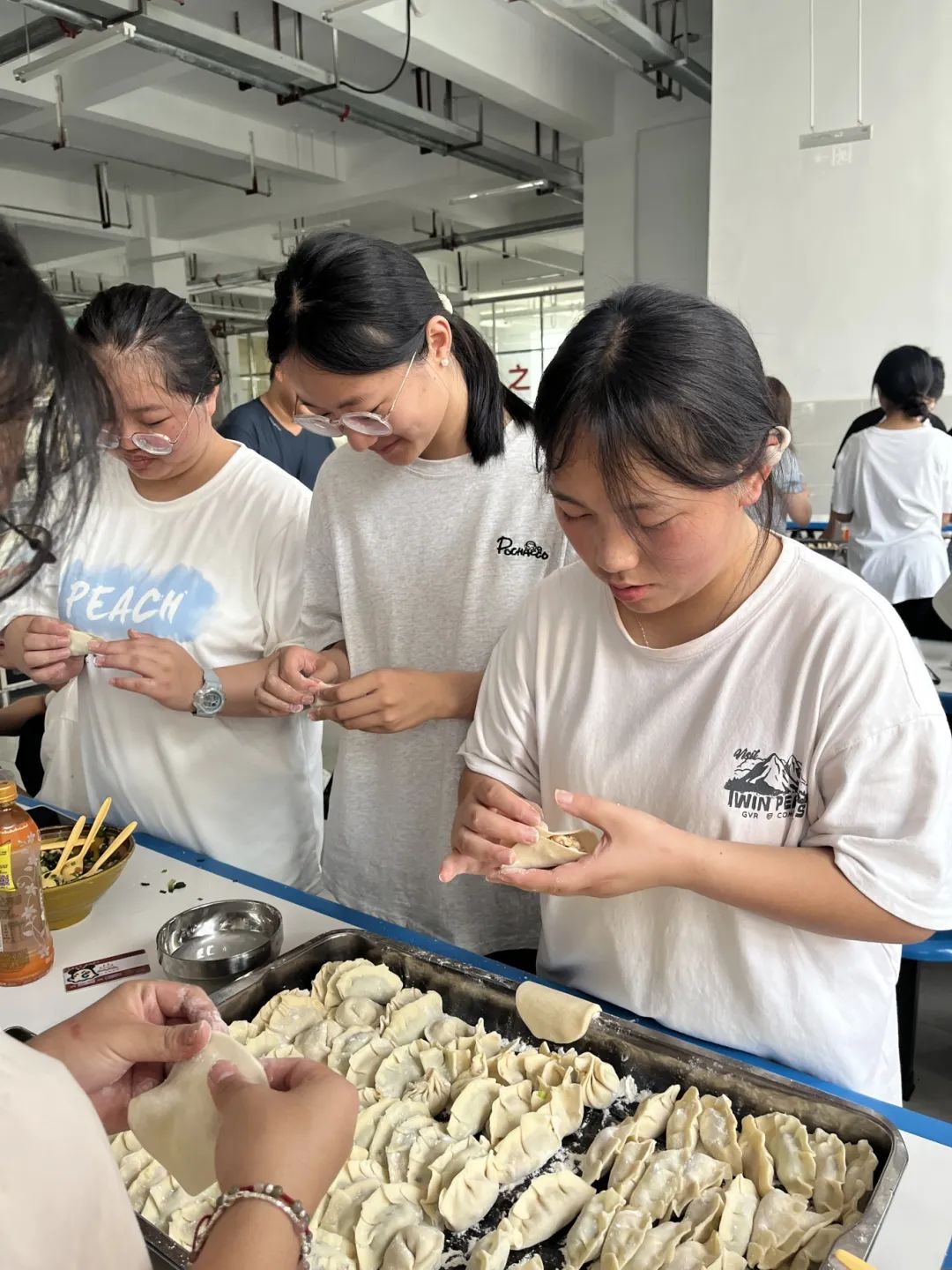 【临门一“饺”,决胜高考】 ——景尚中学高三师生高考前包饺子聚餐活动纪实 第8张