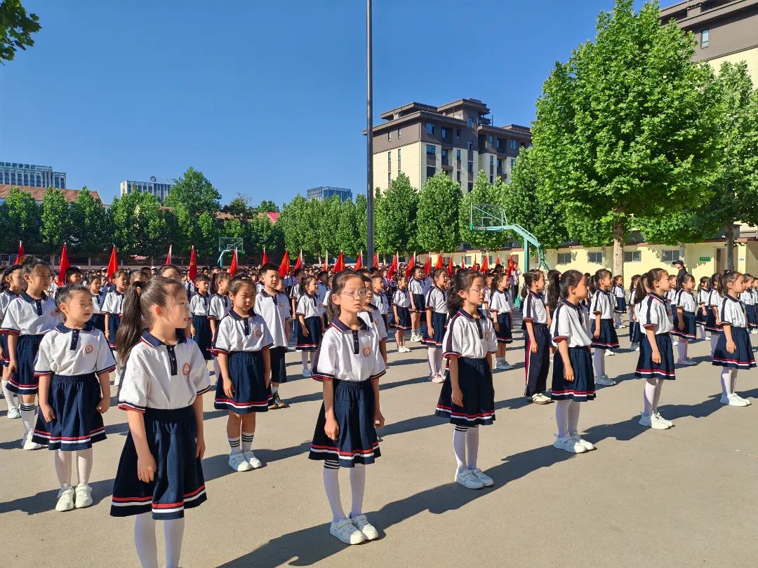 安丘市第二实验小学举行“红领巾爱祖国 争做新时代好队员”——2024年少先队新队员入队仪式 第10张