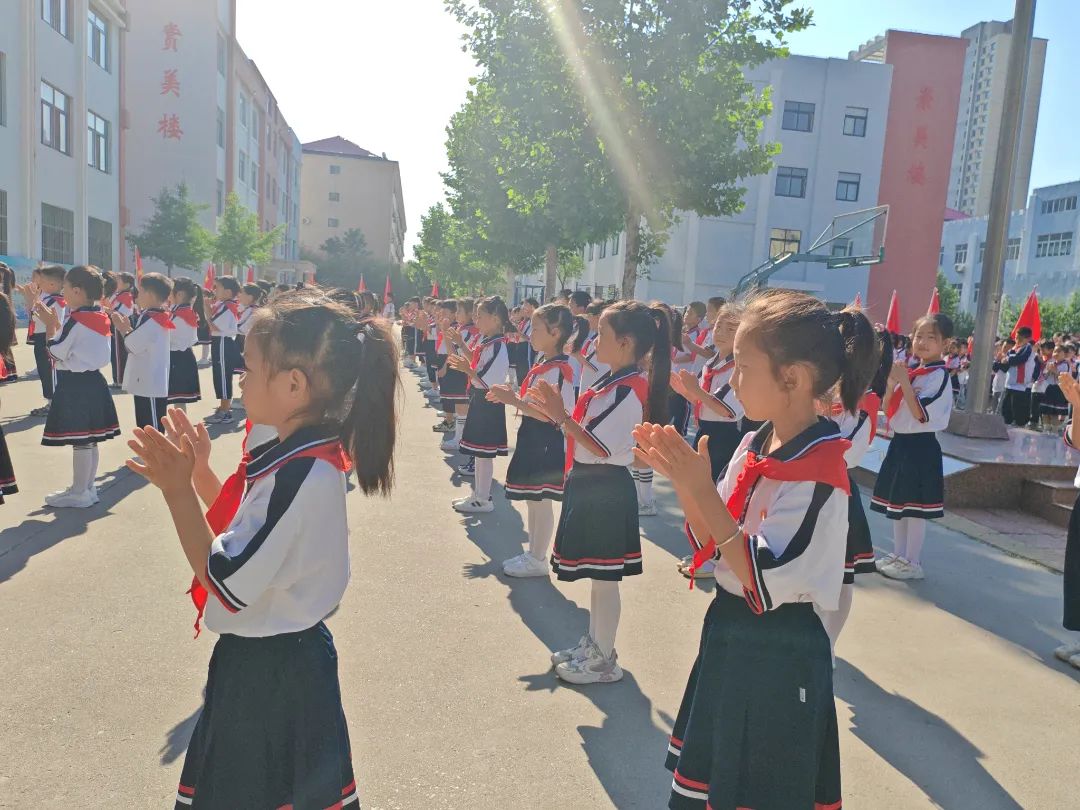 安丘市第二实验小学举行“红领巾爱祖国 争做新时代好队员”——2024年少先队新队员入队仪式 第38张