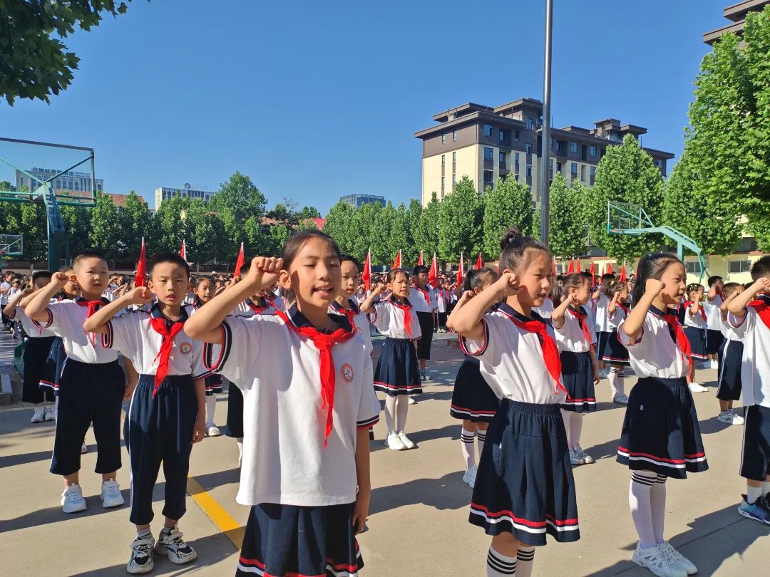 安丘市第二实验小学举行“红领巾爱祖国 争做新时代好队员”——2024年少先队新队员入队仪式 第27张