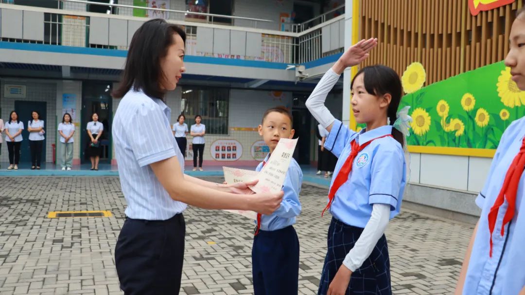 【喜报】咸阳彩虹小学周一晨会颁奖 第12张