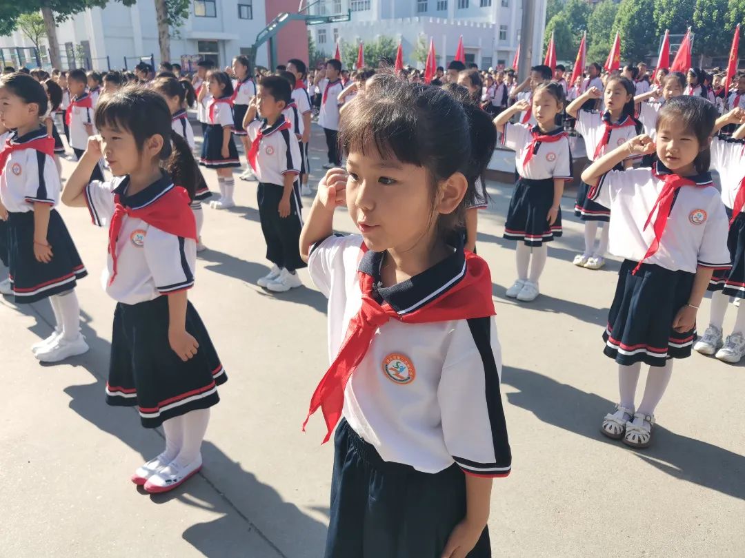 安丘市第二实验小学举行“红领巾爱祖国 争做新时代好队员”——2024年少先队新队员入队仪式 第29张