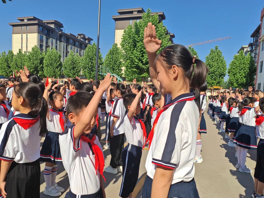 安丘市第二实验小学举行“红领巾爱祖国 争做新时代好队员”——2024年少先队新队员入队仪式 第22张