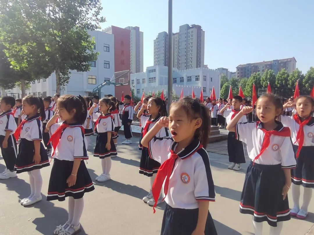 安丘市第二实验小学举行“红领巾爱祖国 争做新时代好队员”——2024年少先队新队员入队仪式 第42张