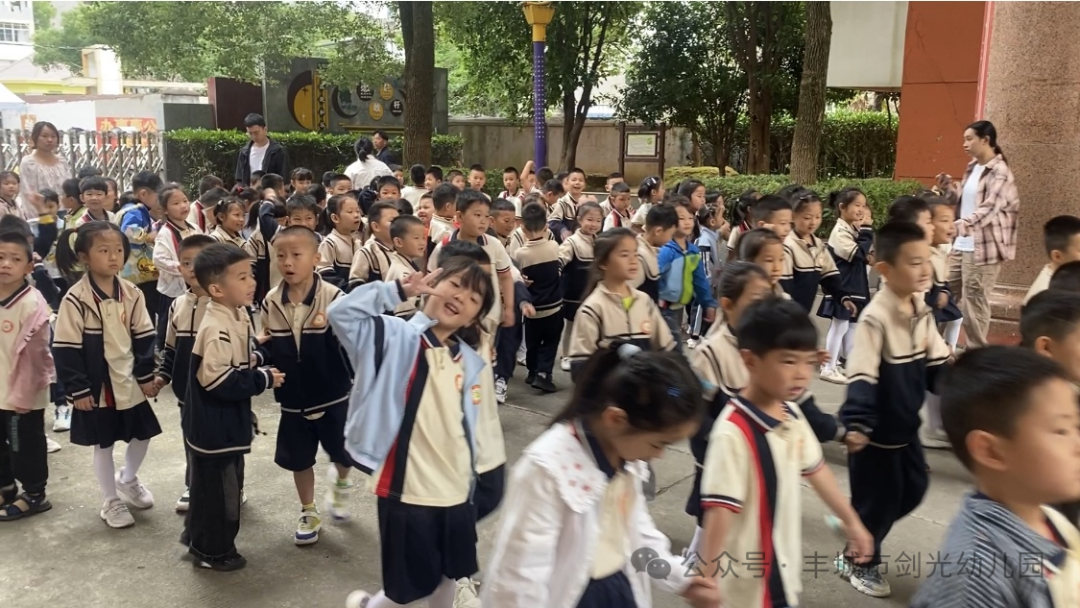 “走进小学 感悟成长”—丰城市剑光幼儿园大班组参观小学活动集锦 第5张