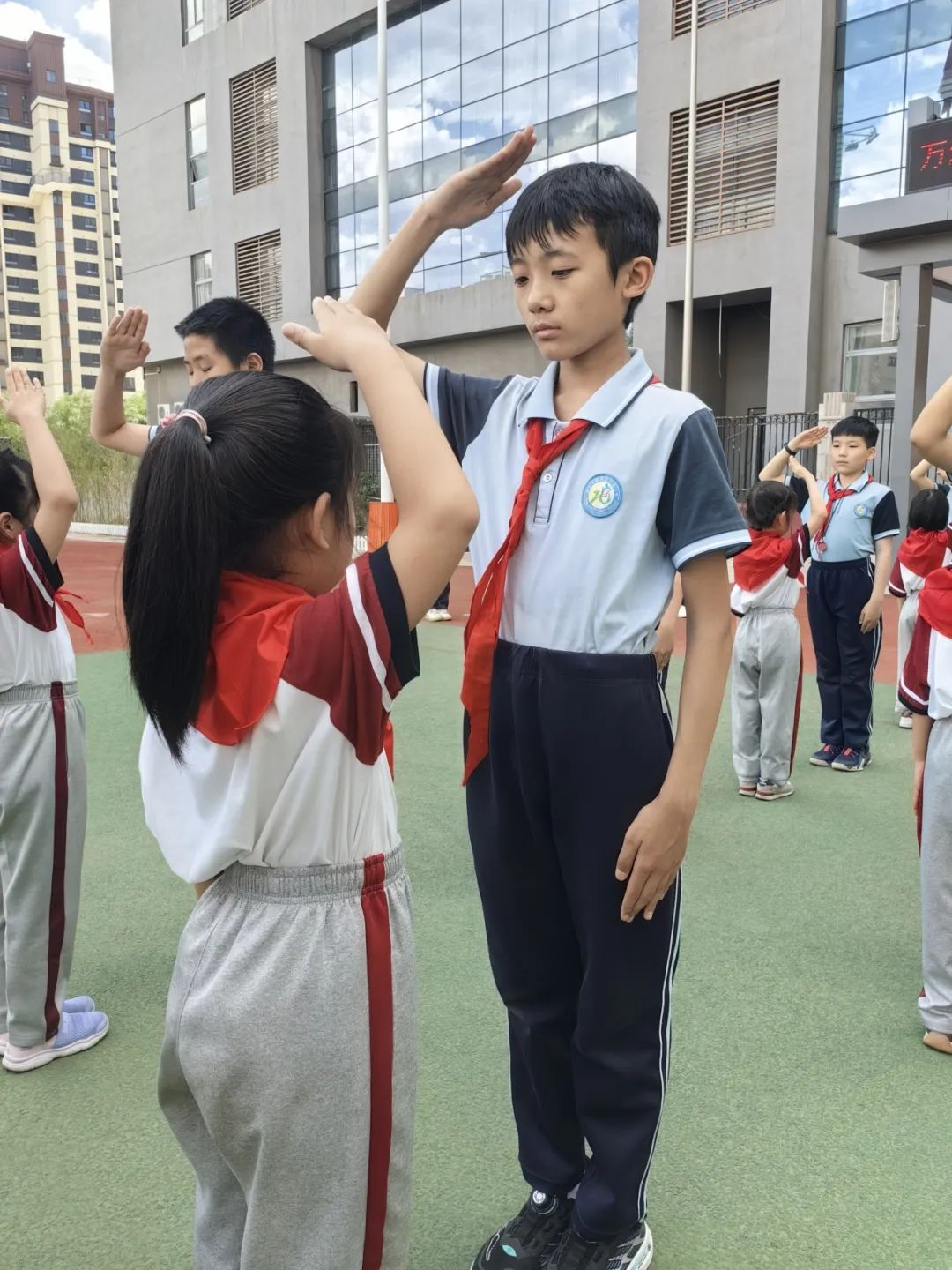 【万达小学·红领巾】冀疆少年手拉手 高举队旗跟党走————一年级新队员入队仪式 第42张