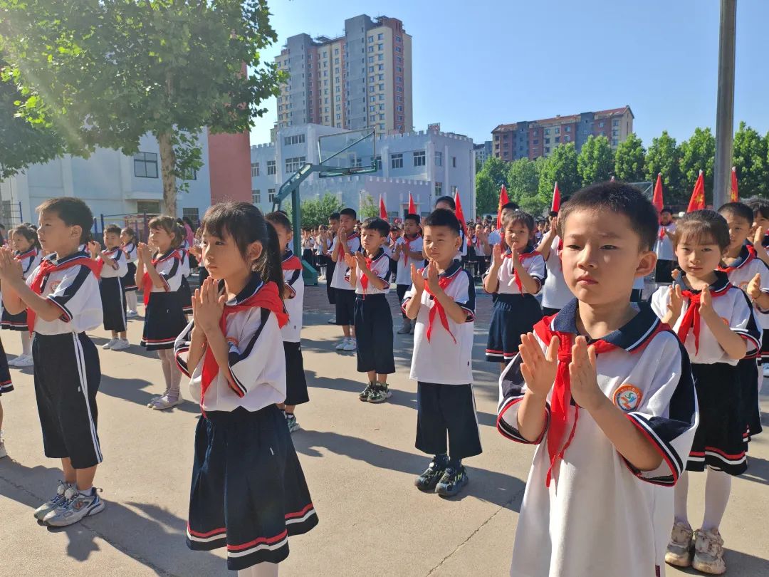 安丘市第二实验小学举行“红领巾爱祖国 争做新时代好队员”——2024年少先队新队员入队仪式 第33张