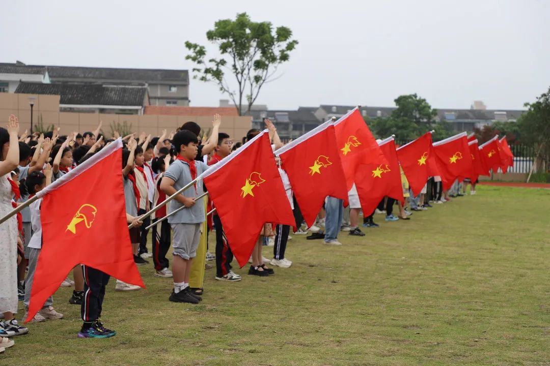 红领巾爱祖国——南城小学新队员入队仪式暨表彰大会 第11张