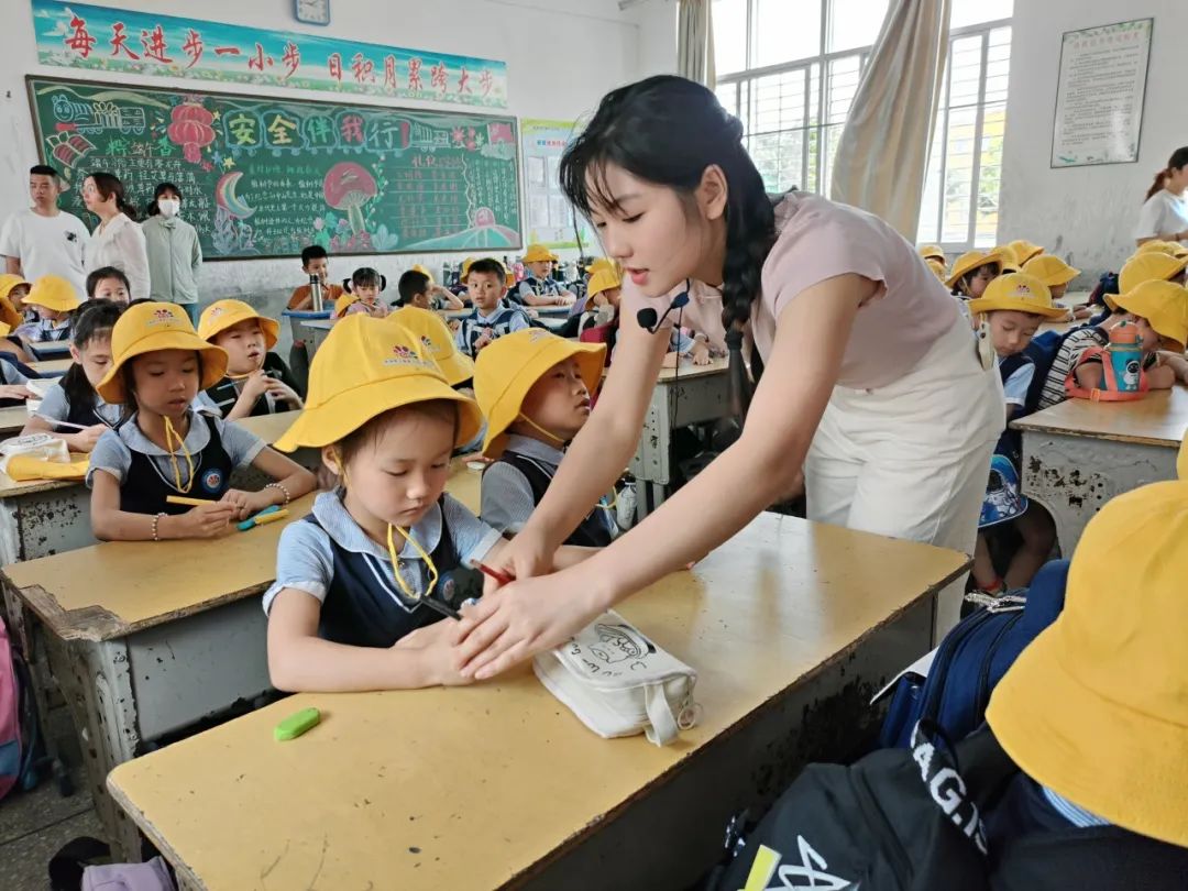 【幼小衔接】“趣”见小学,“幼”见美好——漳浦县六鳌第二中心幼儿园大班参观小学活动 第79张