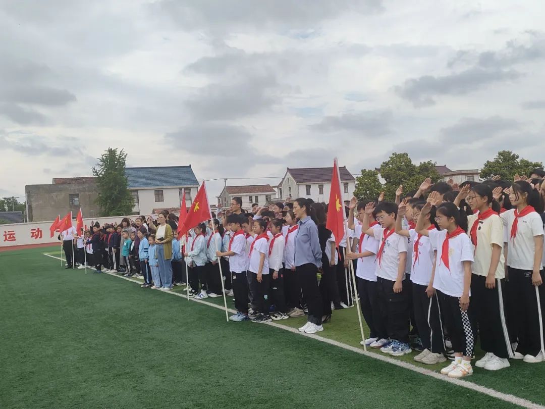 【华丰小学 情感德育】红领巾绘梦,新时代“童”行——华丰小学一年级新队员入队仪式 第4张