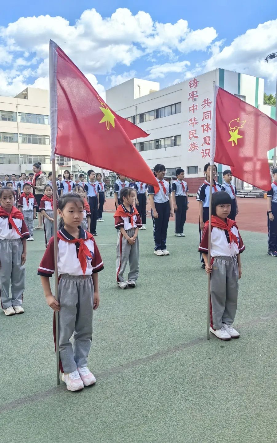 【万达小学·红领巾】冀疆少年手拉手 高举队旗跟党走————一年级新队员入队仪式 第55张