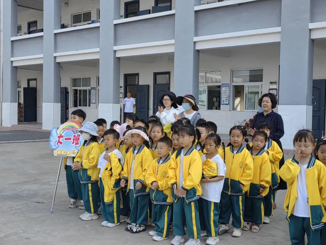 【学前教育宣传月】走进小学  快乐体验——阜宁县施庄中心幼儿园大班年级组走进小学实践活动 第15张