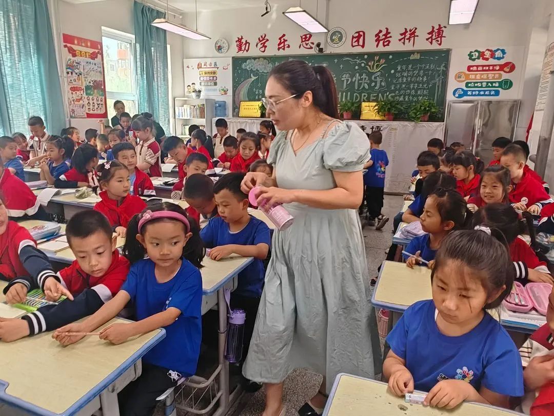 初探小学  礼遇成长——神木市大柳塔第五幼儿园大班参观小学社会实践活动纪实 第15张