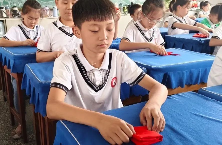 【通知】汉阴县实验小学教育集团少先队员夏季规范佩戴红领巾和队徽的通知 第10张