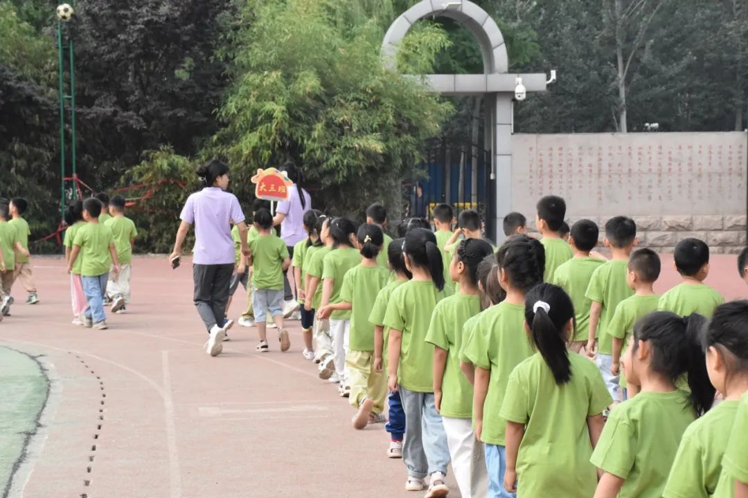 小学初体验·衔接促成长——冠县第二实验幼儿园开展参观小学活动 第11张