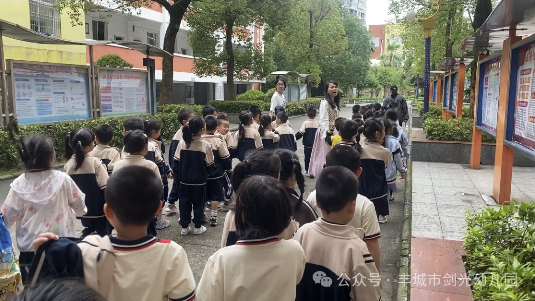 “走进小学 感悟成长”—丰城市剑光幼儿园大班组参观小学活动集锦 第9张