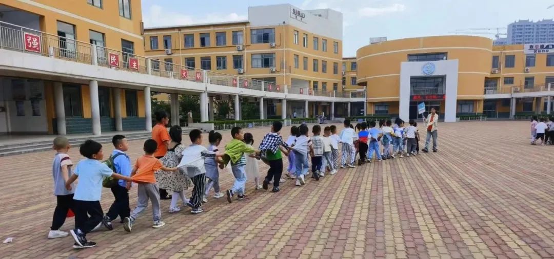 “探秘小学 快乐衔接”---德城区乾城尊府幼儿园幼小衔接活动之参观小学 第7张