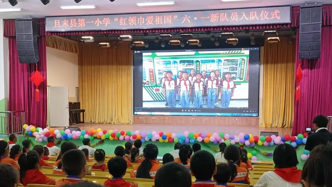 【万达小学·红领巾】冀疆少年手拉手 高举队旗跟党走————一年级新队员入队仪式 第18张