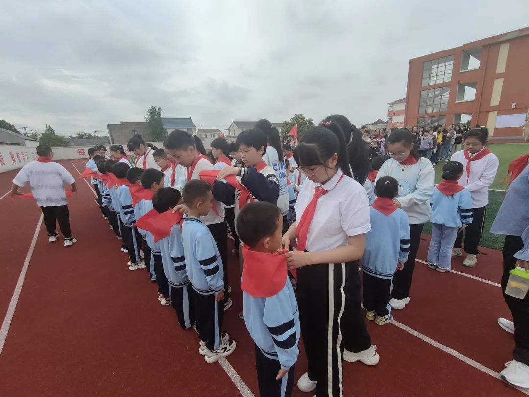 【华丰小学 情感德育】红领巾绘梦,新时代“童”行——华丰小学一年级新队员入队仪式 第9张