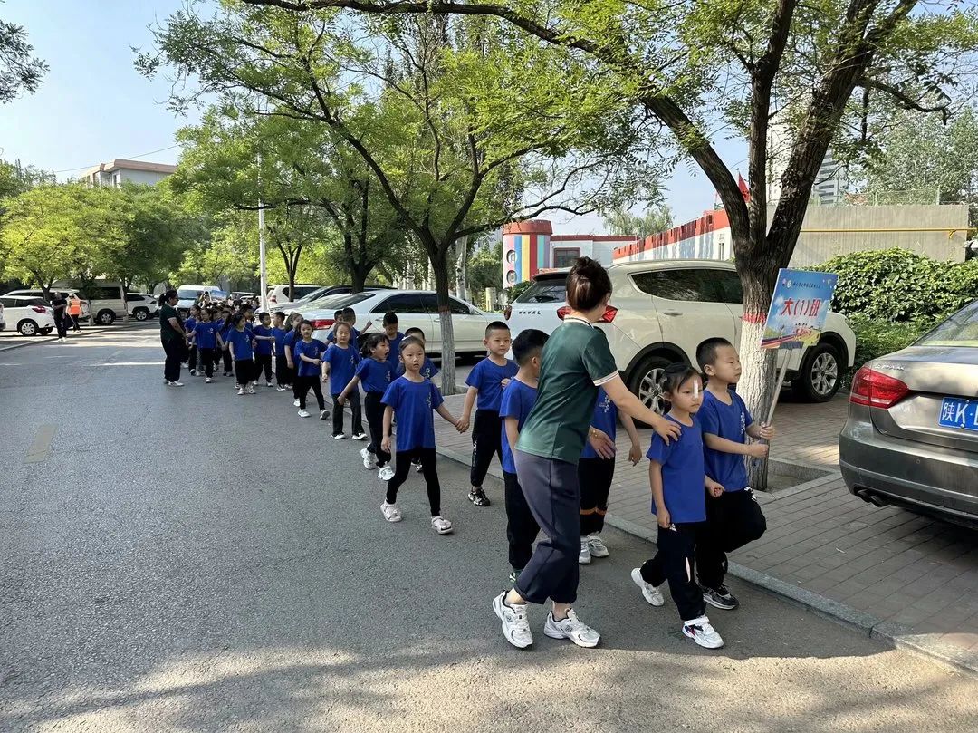 初探小学  礼遇成长——神木市大柳塔第五幼儿园大班参观小学社会实践活动纪实 第5张