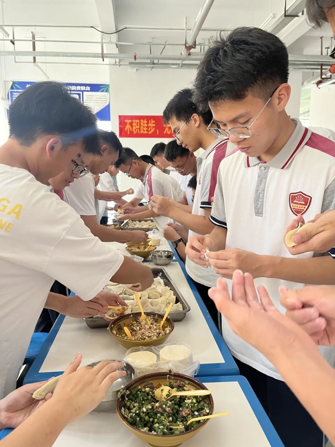 【临门一“饺”,决胜高考】 ——景尚中学高三师生高考前包饺子聚餐活动纪实 第2张