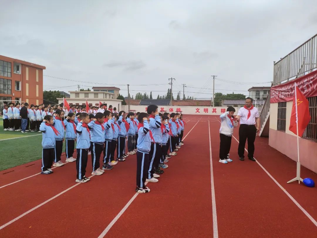 【华丰小学 情感德育】红领巾绘梦,新时代“童”行——华丰小学一年级新队员入队仪式 第11张