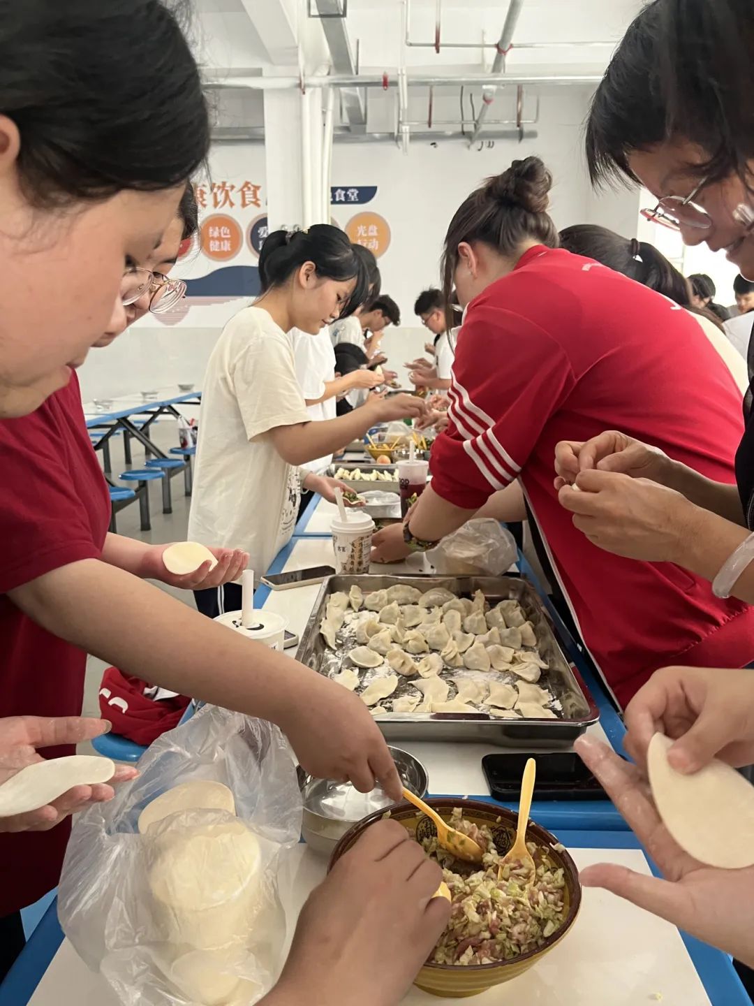 【临门一“饺”,决胜高考】 ——景尚中学高三师生高考前包饺子聚餐活动纪实 第4张