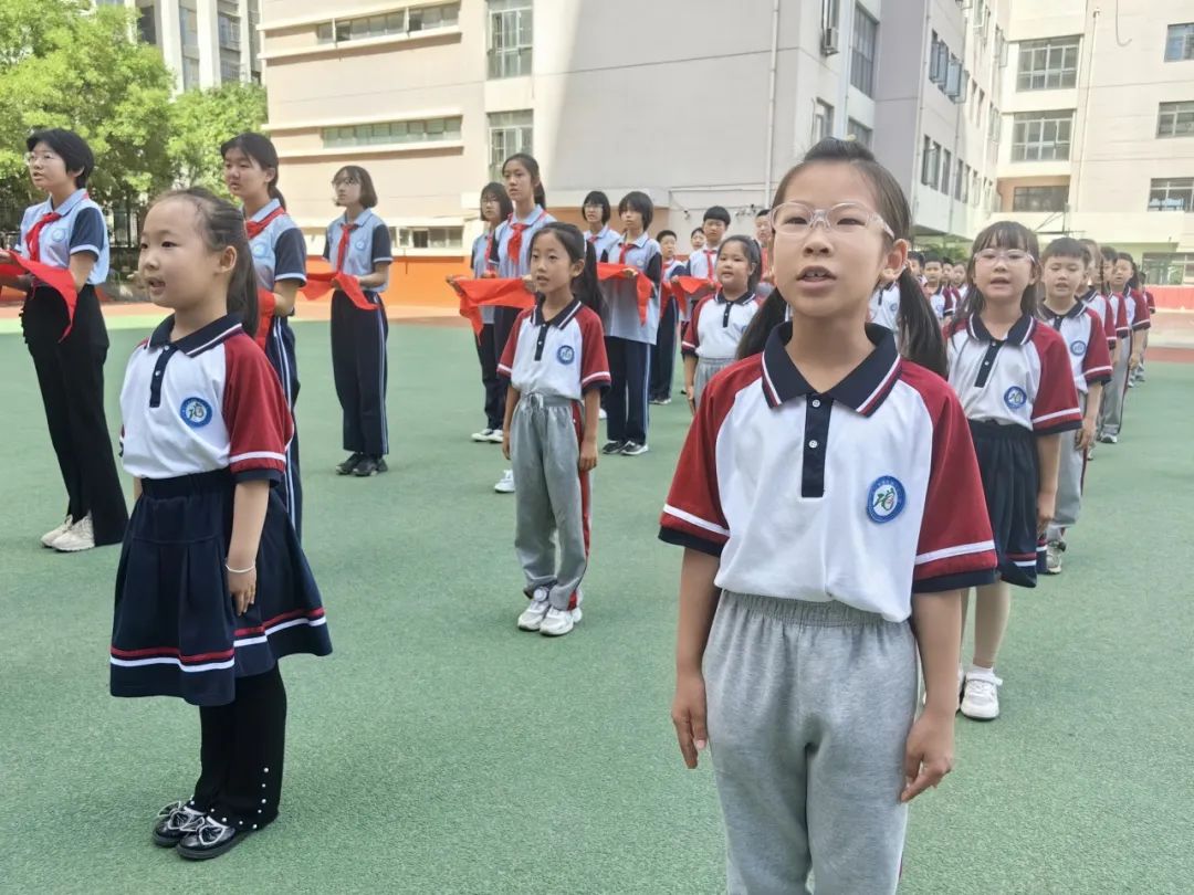 【万达小学·红领巾】冀疆少年手拉手 高举队旗跟党走————一年级新队员入队仪式 第30张