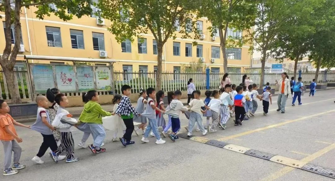 “探秘小学 快乐衔接”---德城区乾城尊府幼儿园幼小衔接活动之参观小学 第6张