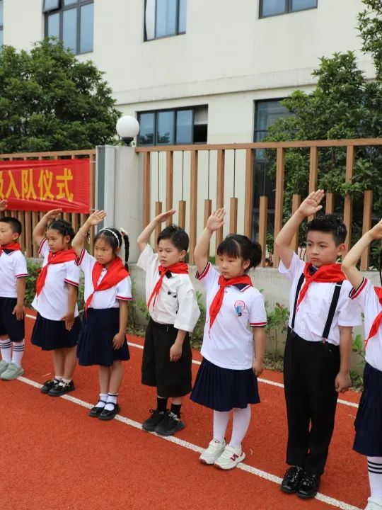 红领巾爱祖国——南城小学新队员入队仪式暨表彰大会 第23张