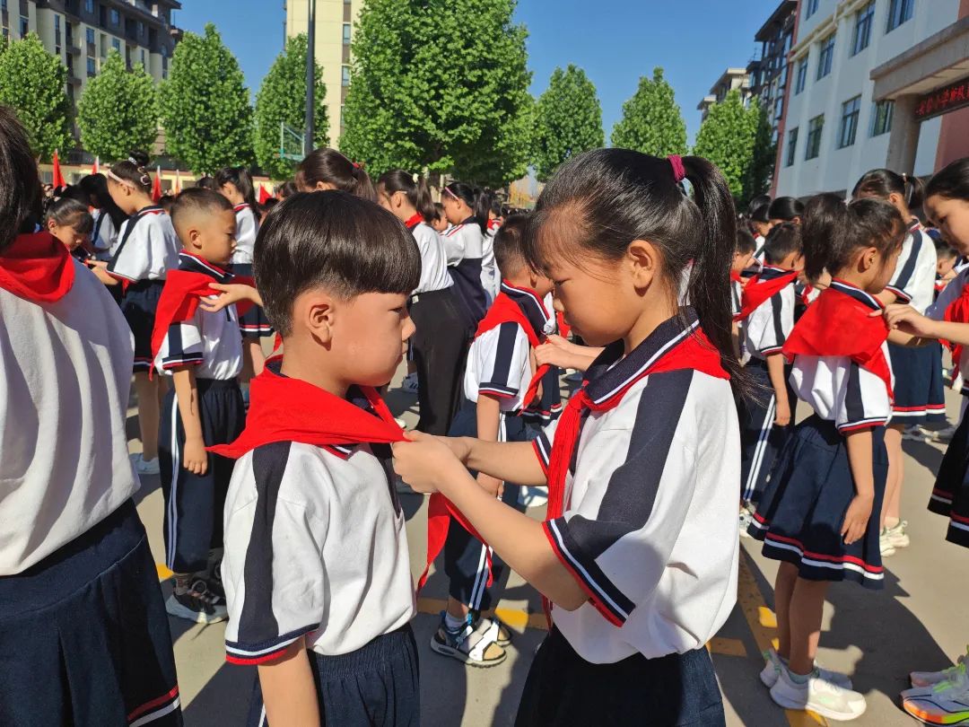 安丘市第二实验小学举行“红领巾爱祖国 争做新时代好队员”——2024年少先队新队员入队仪式 第19张