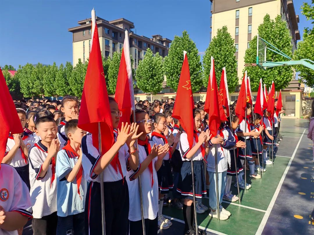 安丘市第二实验小学举行“红领巾爱祖国 争做新时代好队员”——2024年少先队新队员入队仪式 第39张