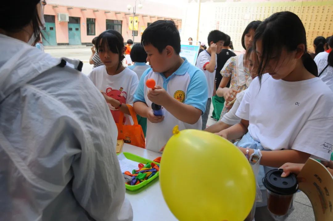 童心飞扬  快乐翱翔——中关村第一小学顺义学校“六一”儿童节嘉年华活动 第12张