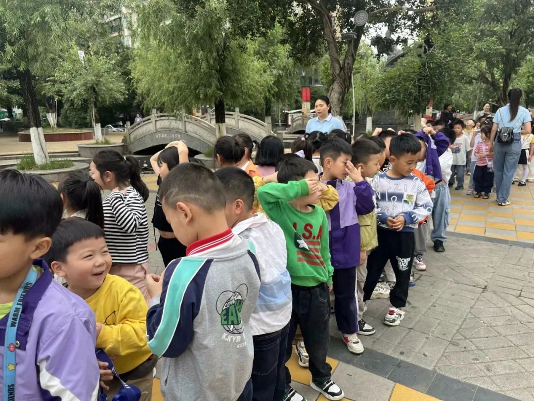 【学前教育宣传月活动】探秘小学 快乐衔接—沿河县第四幼儿园大班幼儿走进小学 第10张