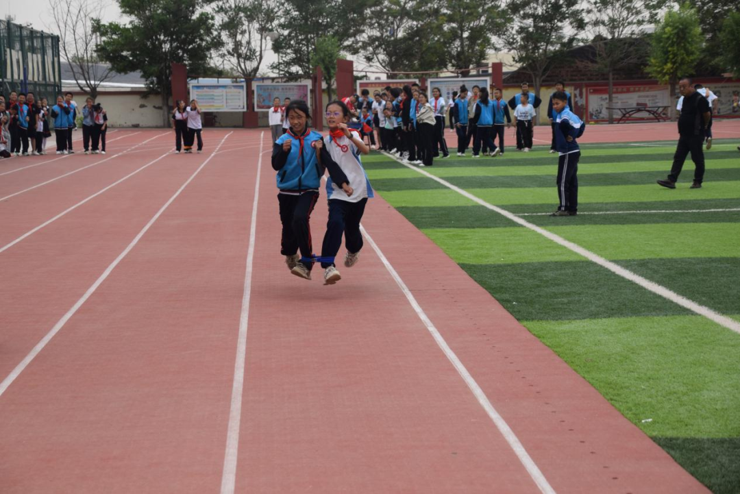 【童慧·义教优质均衡】海勃湾区滨河小学团结校区 2024年大手拉小手 弘扬蒙古马精神 春季趣味运动会 第21张