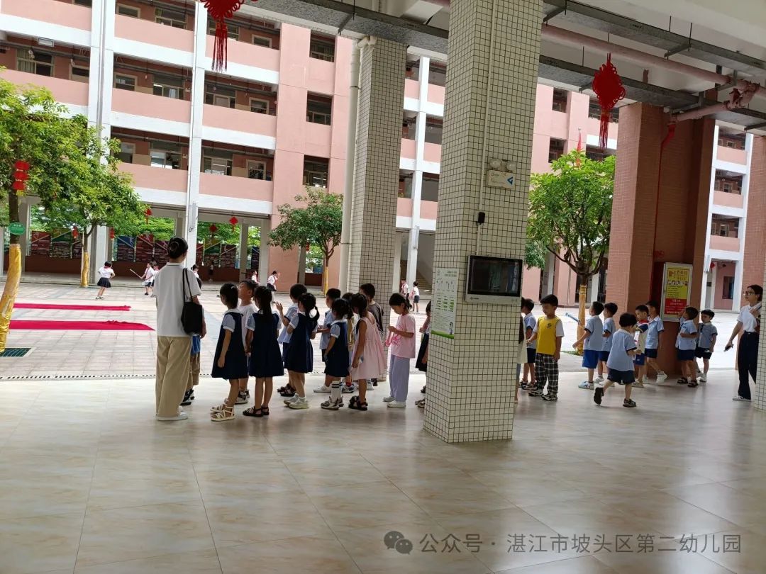 初探小学,“幼”见成长—湛江市坡头区第二幼儿园大班参观湛江市实验小学活动 第33张