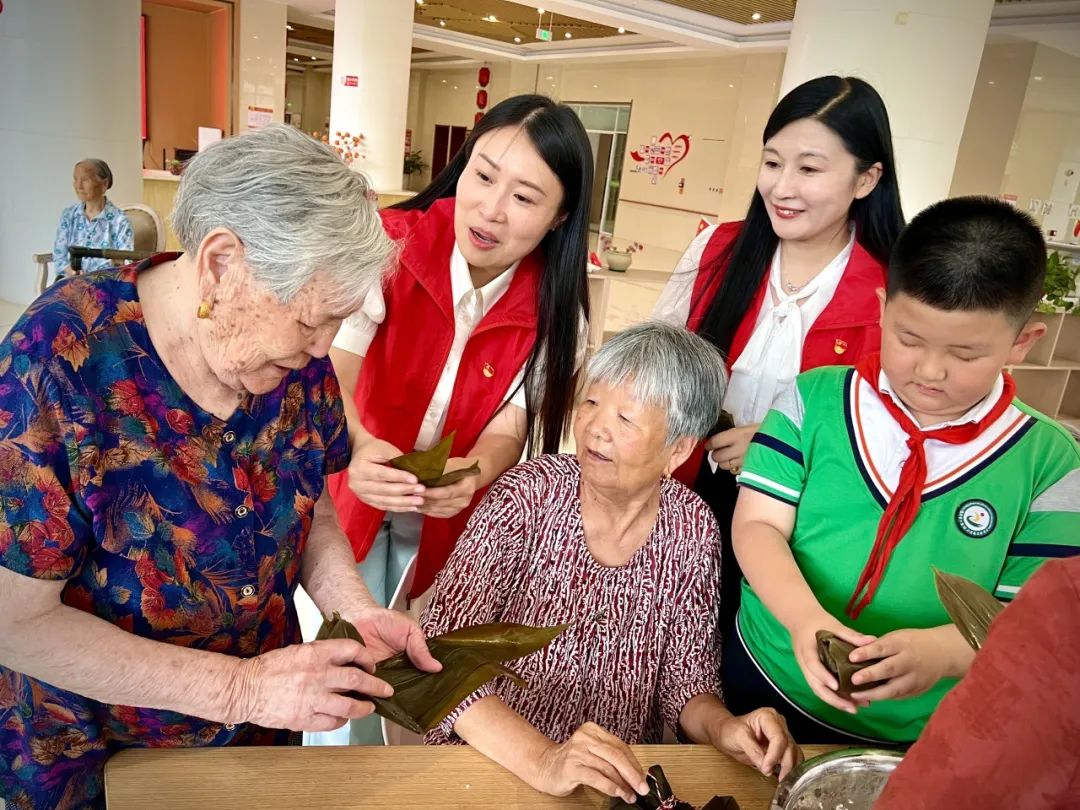 情系端午 粽香敬老--临沂南京路小学党支部走进临沂市老年养护院开展志愿服务活动 第9张