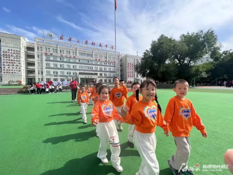 【石榴花开】乌市幼儿园萌娃进校园 感受小学生活 第1张