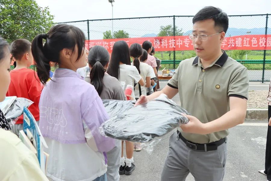 上饶科技中专与富林小学开展“乡村振兴你我同行”结对共建活动暨送教下乡“六一”慰问 第4张