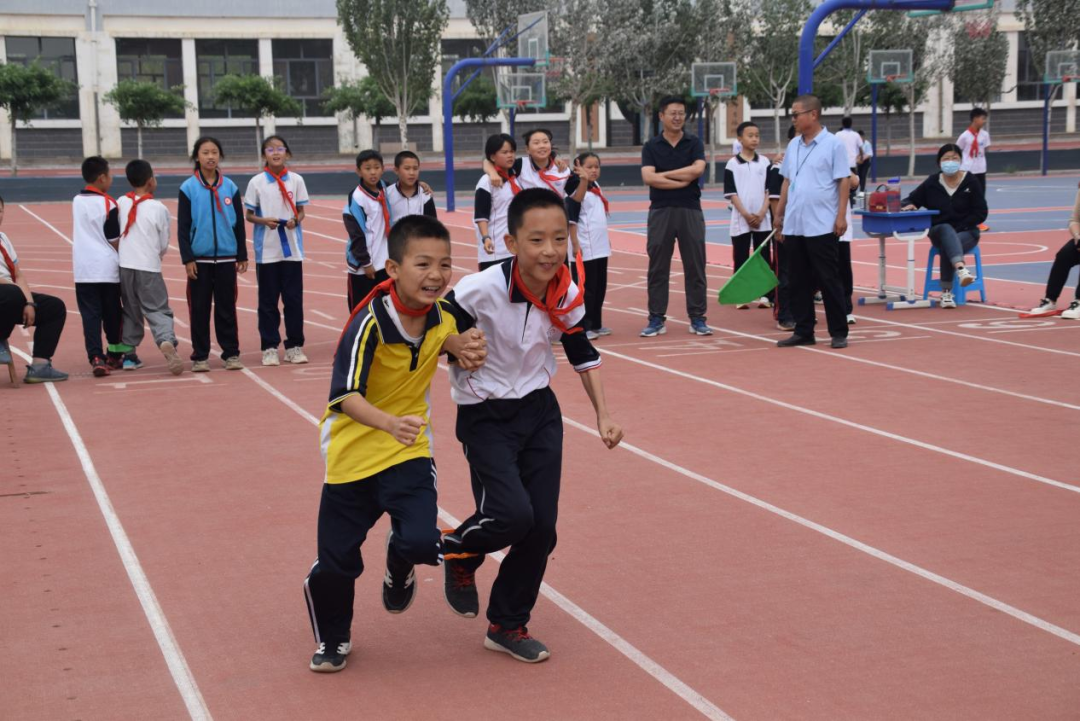 【童慧·义教优质均衡】海勃湾区滨河小学团结校区 2024年大手拉小手 弘扬蒙古马精神 春季趣味运动会 第22张