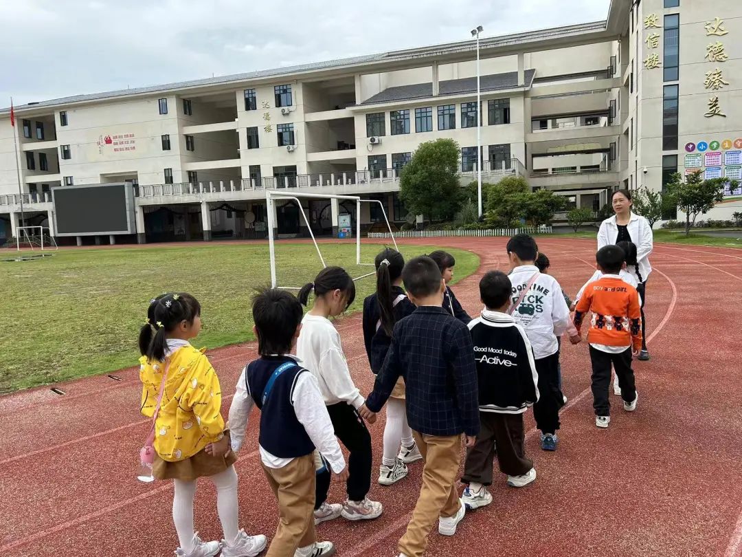 【党建+课程】初探小学,拥抱成长——上饶市信州区东都花园幼儿园参观小学活动 第52张