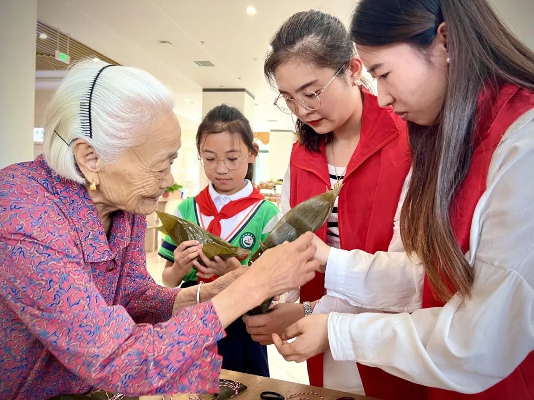 情系端午 粽香敬老--临沂南京路小学党支部走进临沂市老年养护院开展志愿服务活动 第10张